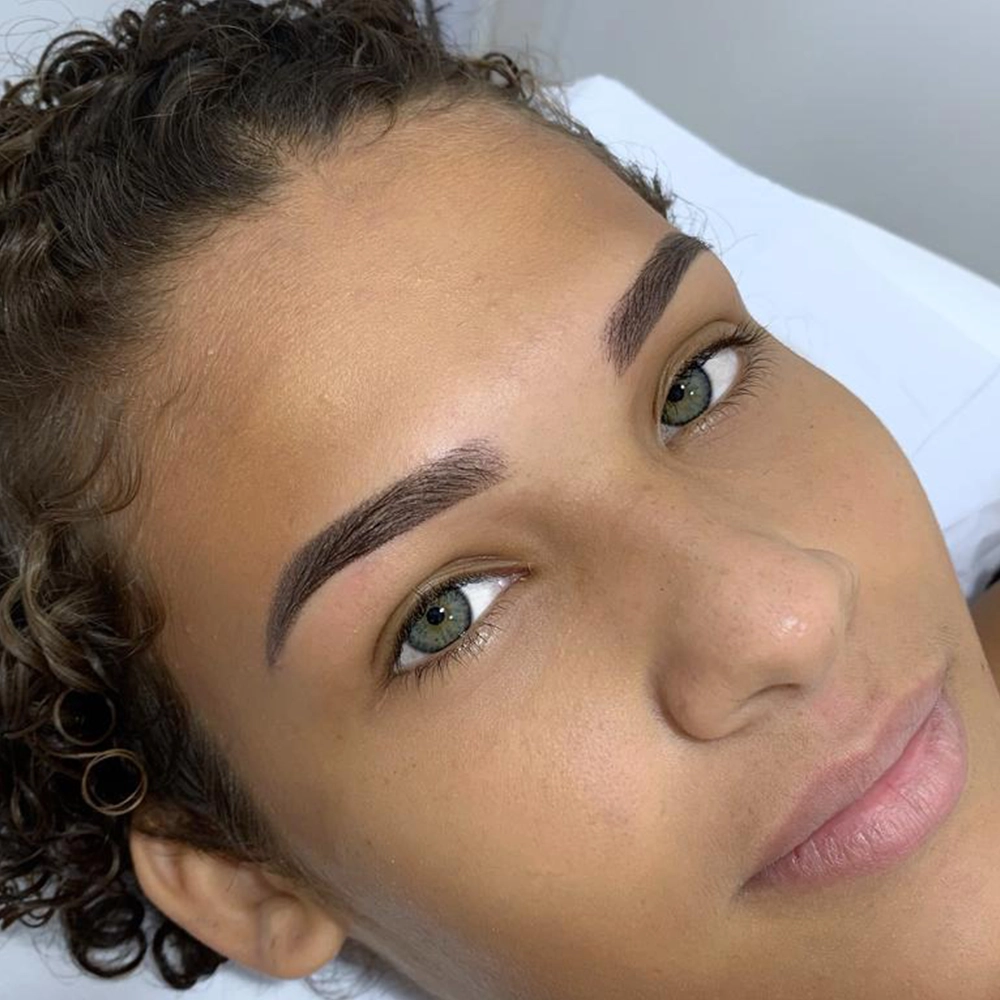 imagem de uma moça de olhos verdes com a sobrancelha feita